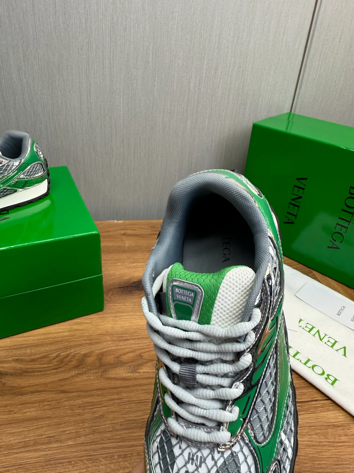 Men's men's shoes 💰620💰 BV top version 𝘽𝙊𝙏𝙏𝙀𝙂𝘼 𝙑𝙀𝙉𝙀𝙏𝘼 Orbit sneakers Wang Yibo same style couple style dad shoes 🩷💚 Runner sneakers, made of lightweight technical mesh fabric. Features a geometric patterned rubber outsole. Pay attention to the package craftsmanship ❕ High version shipping ❗️ Very nice, durable to play with and durable to make ✔️ Standard version 💯💯 The outsole is made of color-blocked TPU outsole. Women’s model 35-41 (40 41 customized) Men’s model 39-46 (45.46 customized) Equipped with original packaging